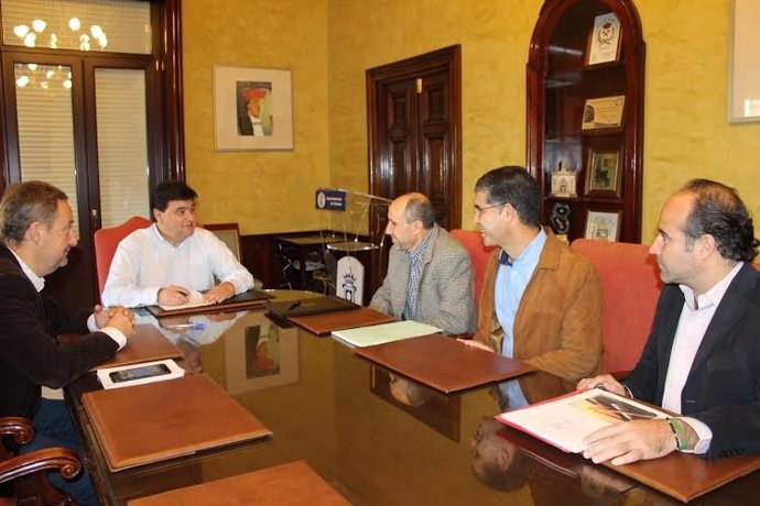 El alcalde de Huelva, Gabriel Cruz, firma convenio cementerio musulmán.