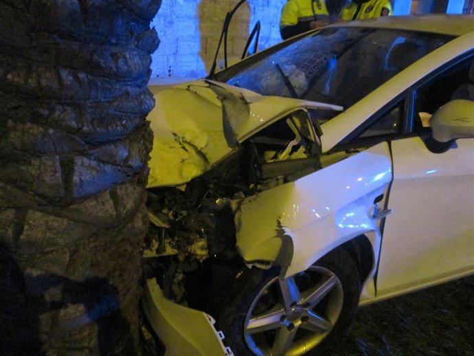 Vehículo empotrado contra una palmera