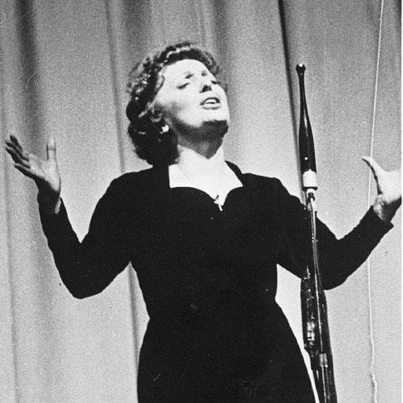 La cantante y actriz Edith Piaf