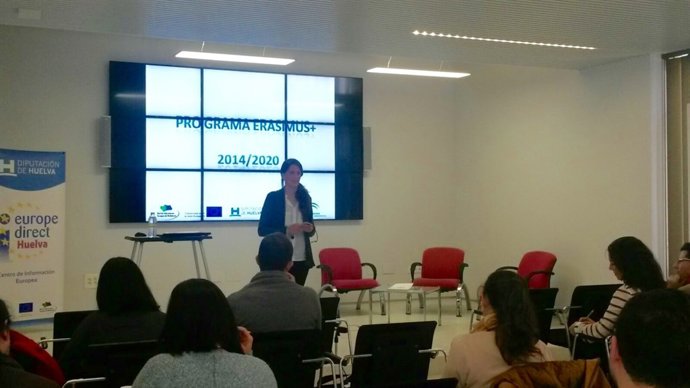 Sesión formativa del programa Erasmus del centro Europa Direct
