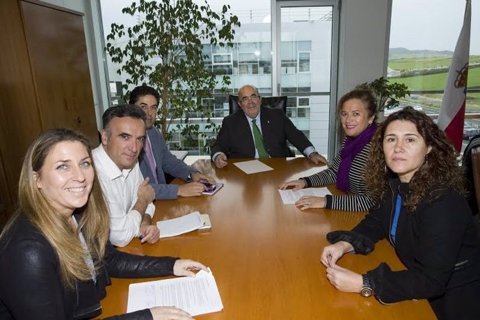 Reunión de la alcaldesa de Comillas, Teresa Noceda, con el consejero Jesús Oria