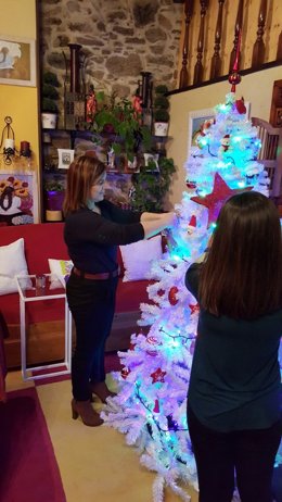 Pilar Cancela monta el árbol con su hija