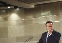 Cameron estudia extender la protección a los agentes armados que "disparen a matar"