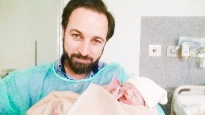Santiago Abascal, el candidato de VOX, con su cuarto hijo nacido este 20D