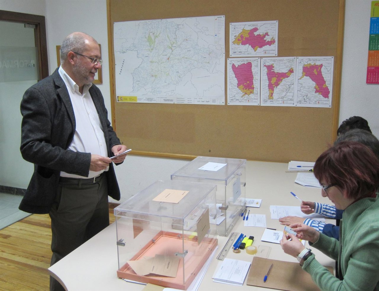 Francisco Igea ejerce su derecho al voto