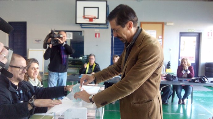 Navarro votando en un colegio de Santa Eugenia