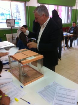 El eurodiputado socialista, José Blanco, ejerce su derecho al voto en Lugo
