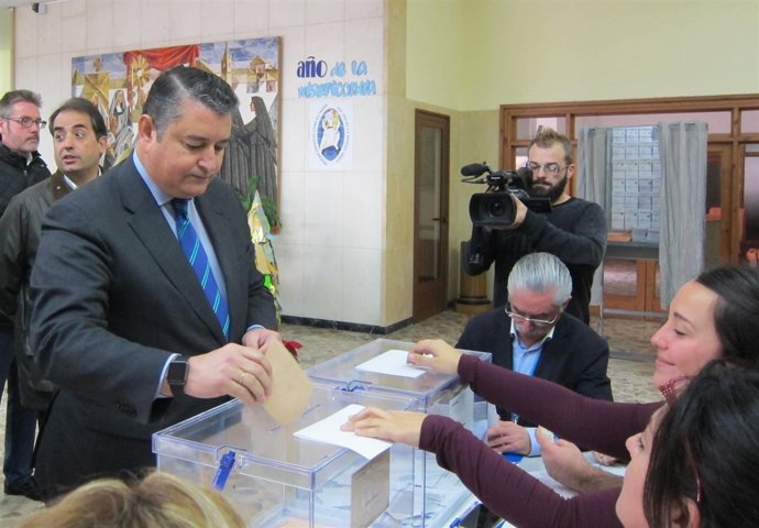 El delegado del Gobierno en Andalucía, Antonio Sanz, vota el 20D