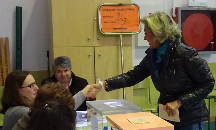 Cristina Herrera vota en Badajoz