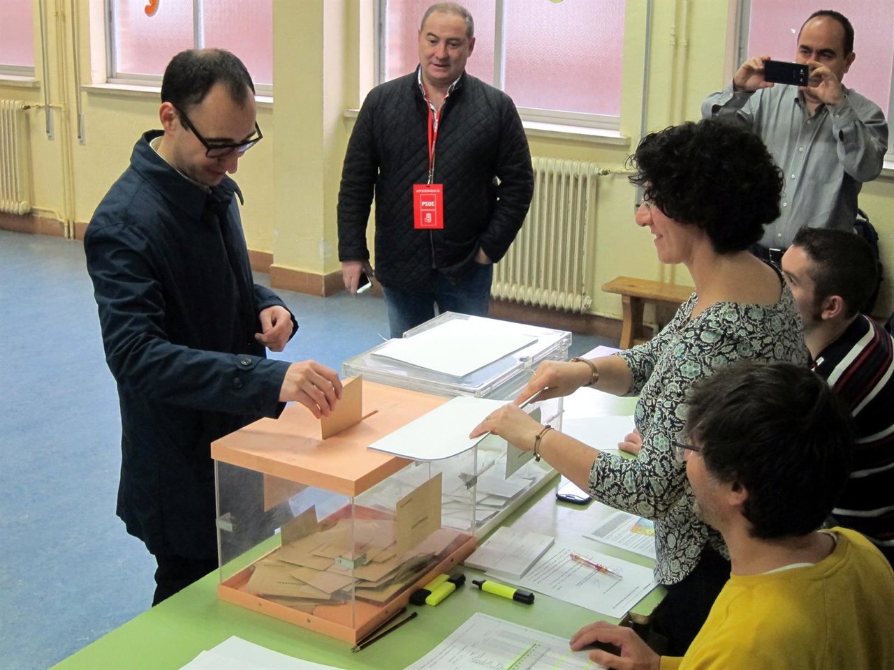 David Serrada ejerce su derecho al voto