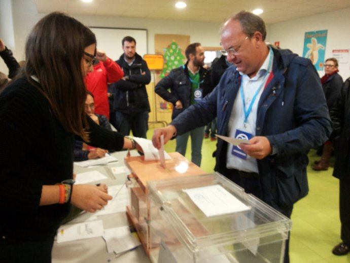 Monago vota en Badajoz