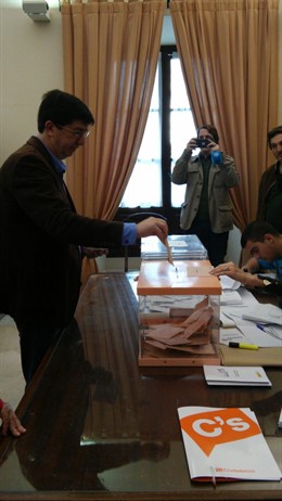 El presidente y portavoz del grupo parlamentario de C's, Juan Marín, vota