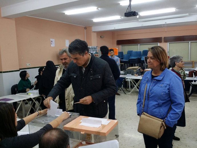 Carlos Rojas, votando en Motril (Granada)