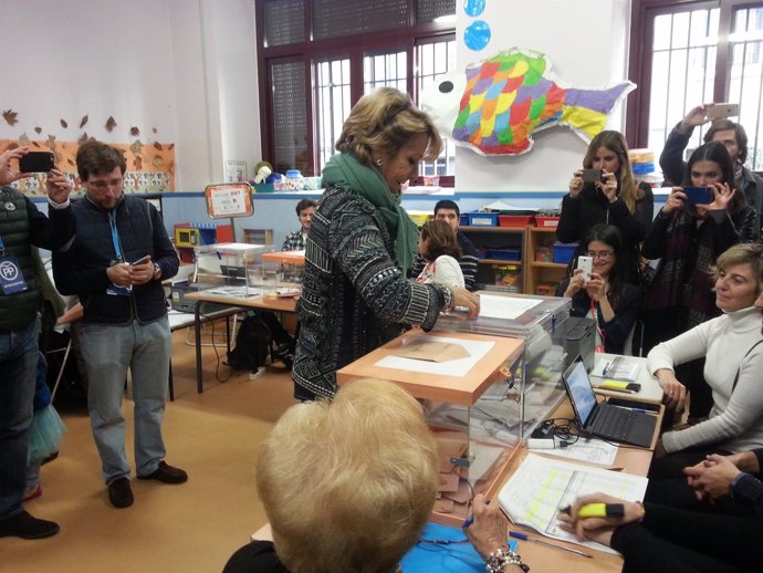 Esperanza Aguirre deposita su voto el 20-D