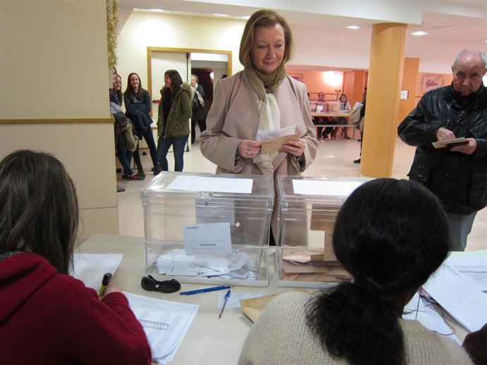 Luisa Fernanda Rudi ha votado este domingo en el Colegio Montessori