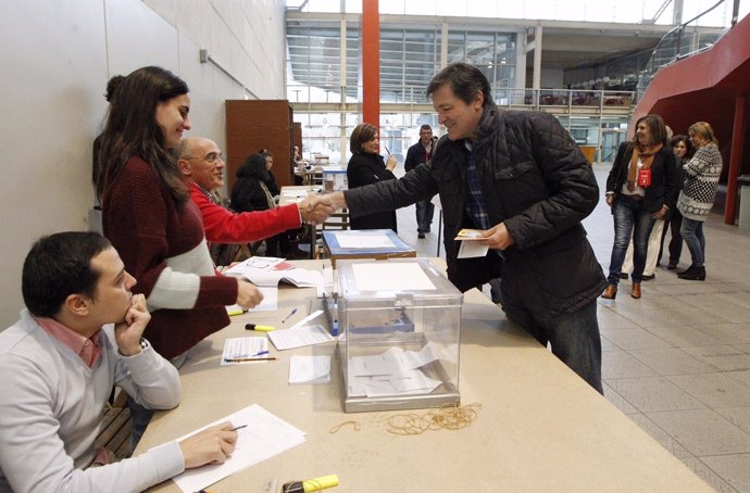Javier Fernández votando en Gijón