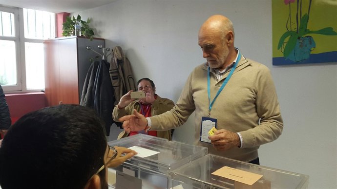 Gabino Puche, votando en Jaén.