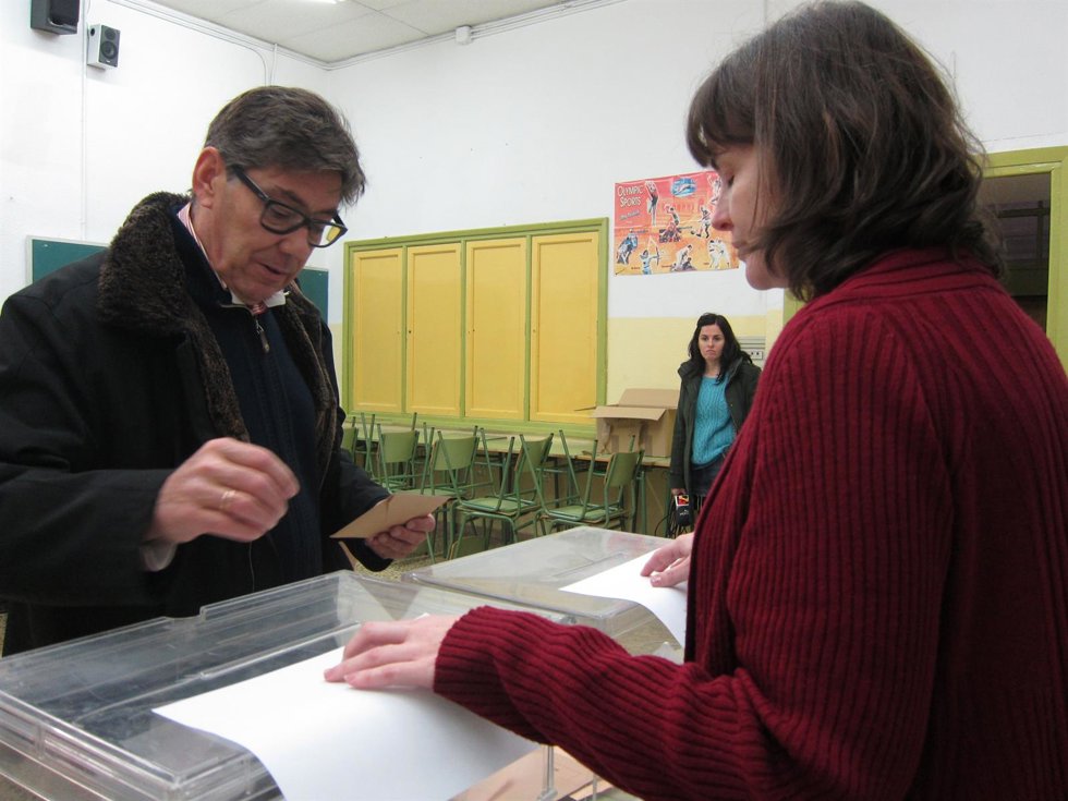 Aliaga ha ejercido su derecho al voto en el IES Corona de Aragón
