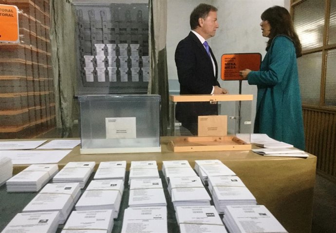 Papeletas y sobres dispuestos para el 20D