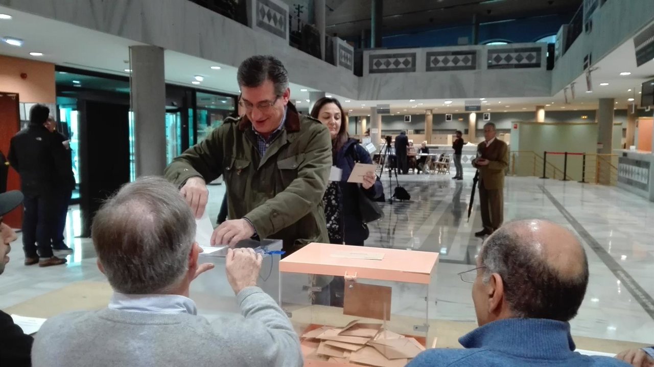 Ignacio Prendes (Ciudadanos) votando en Gijón