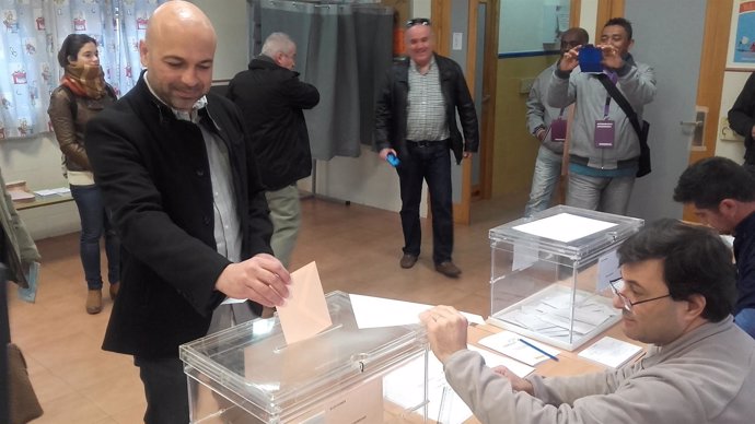 Molina (Podemos) votando