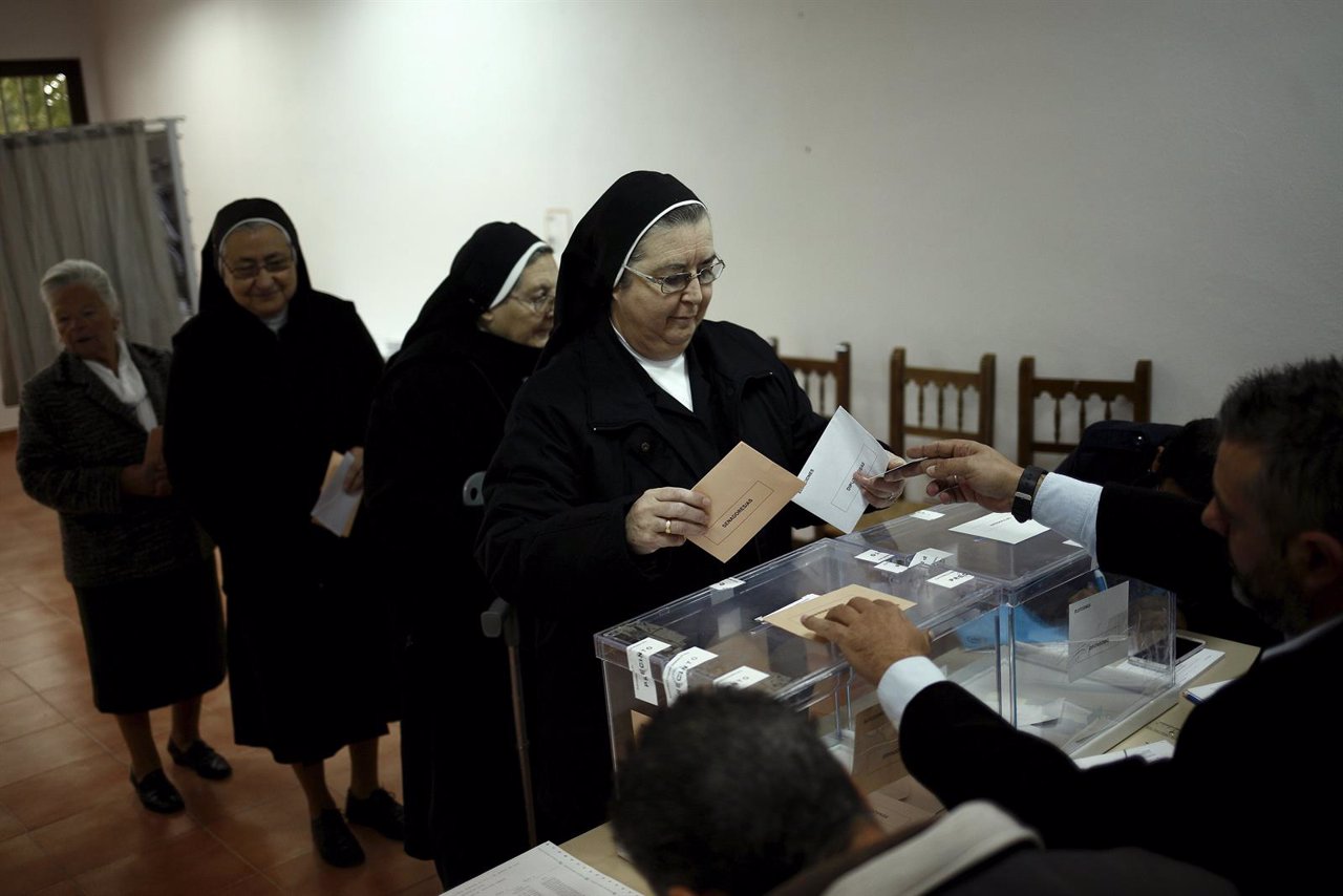 Monjas votando en las elecciones generales