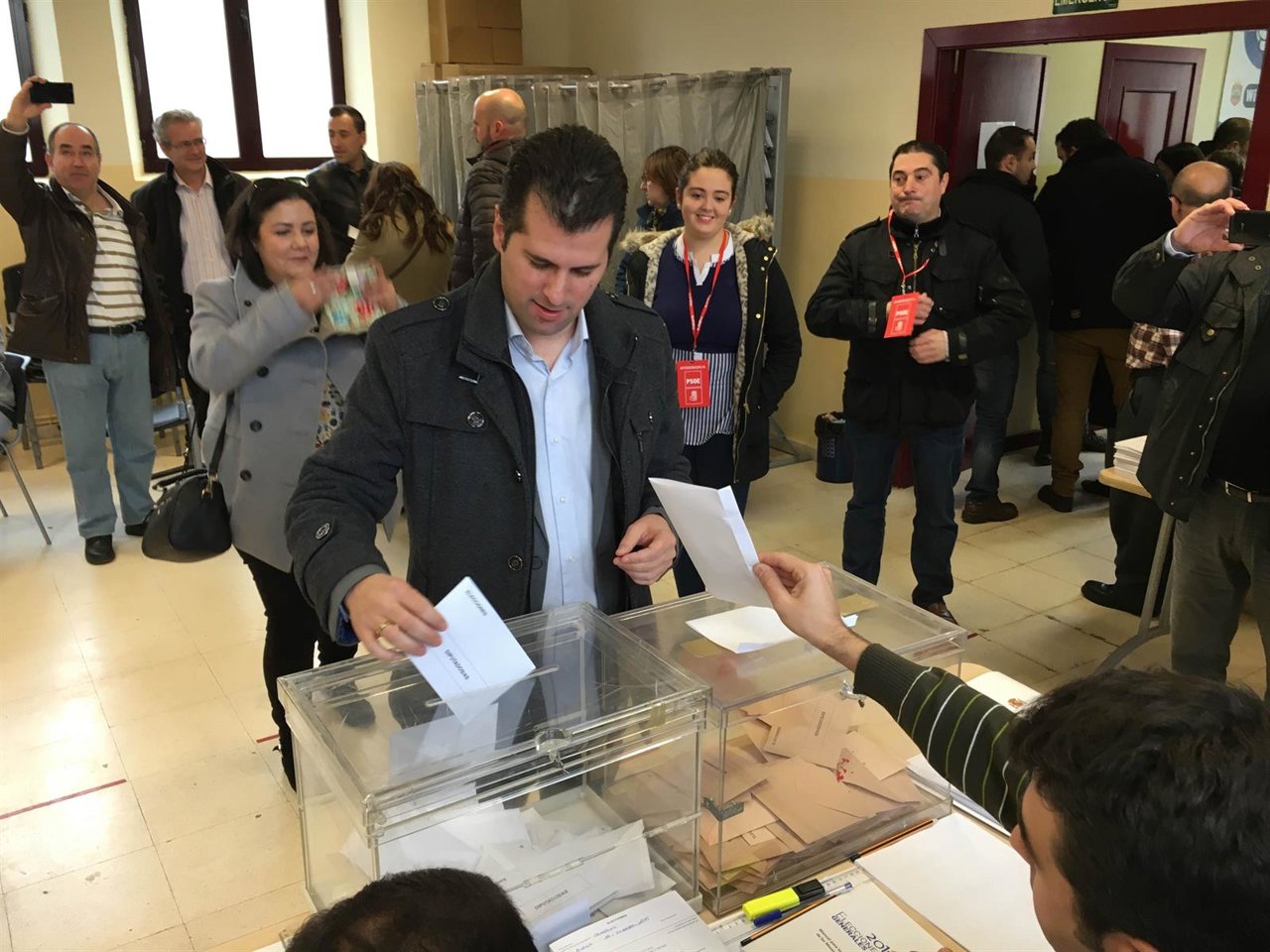 Luis Tudanca ejerce su derecho al voto