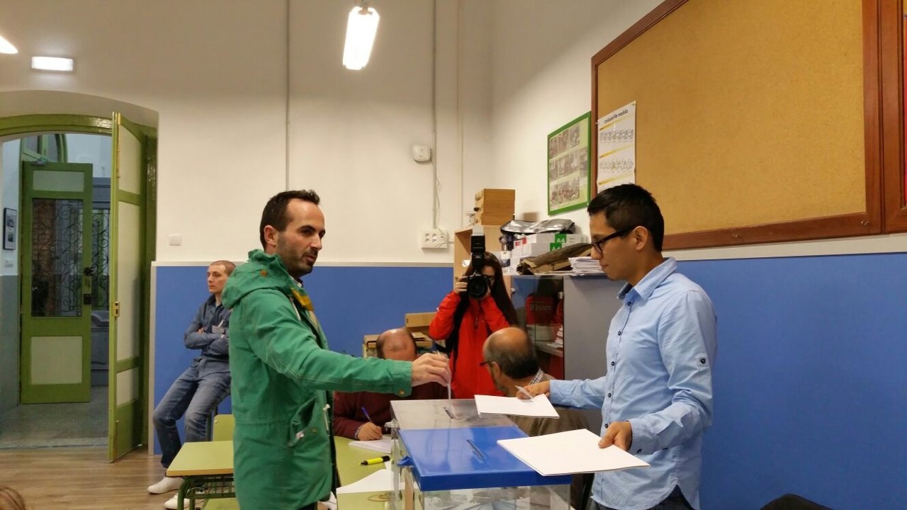 Adán Fernández (UPyD) votando en Oviedo