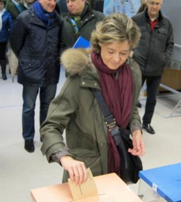 Isabel García Tejerina ejerce su derecho al voto
