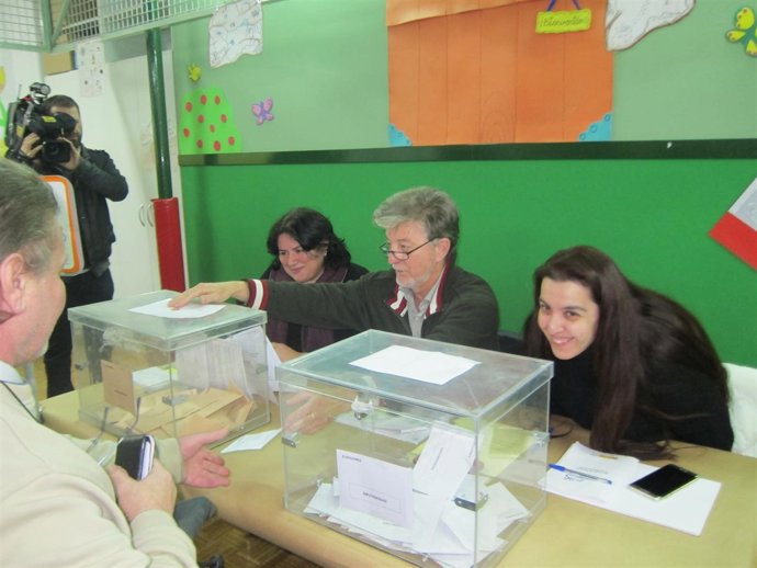 El alcalde, Pedro Santisteve, preside una mesa electoral