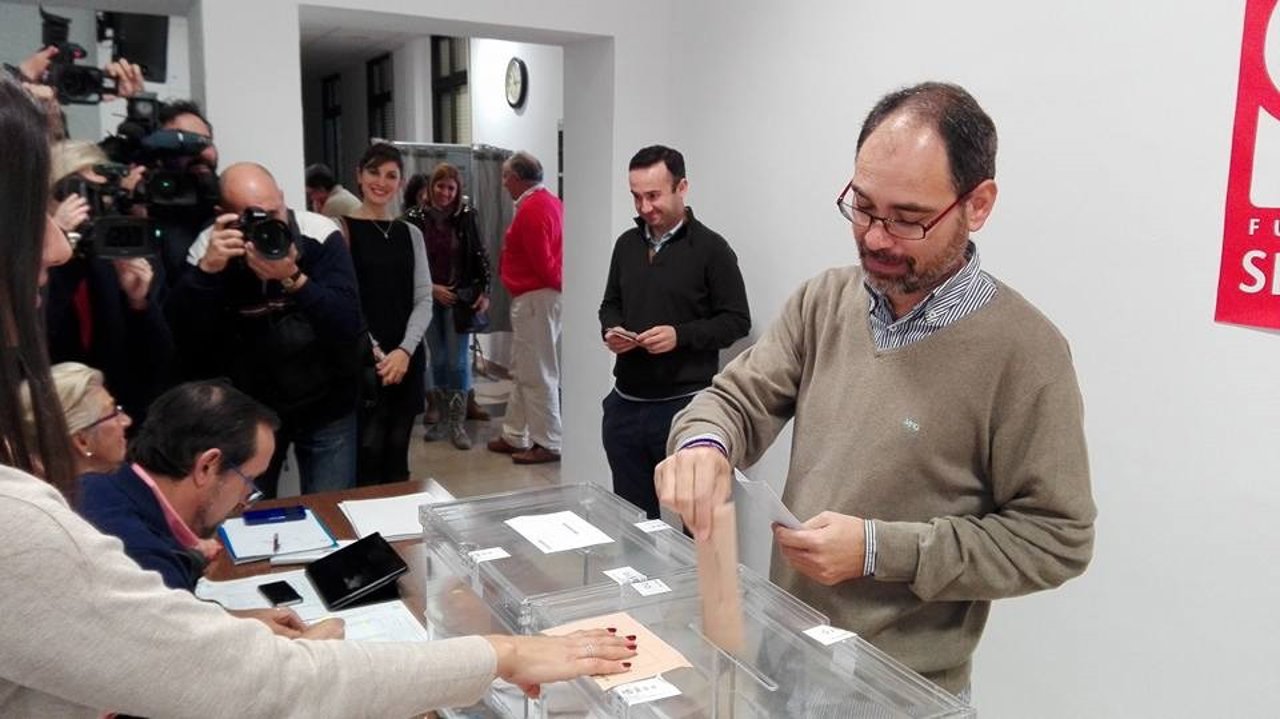 Alberto Montero (Podemos) ejerce su derecho al voto 
