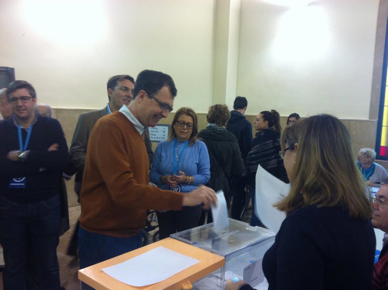El alcalde de Murcia, José Ballesta, votando