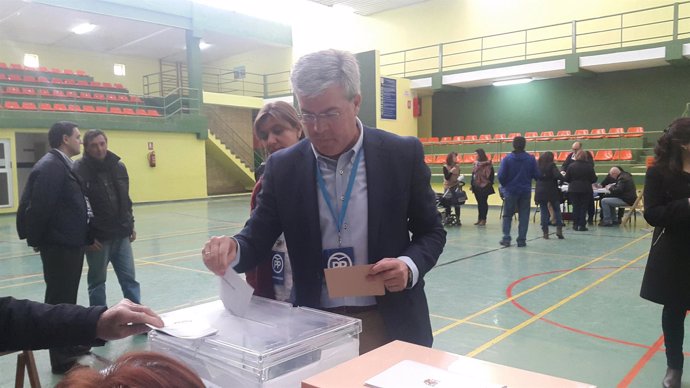 José Enrique Fernández de Moya, votando en Jaén.