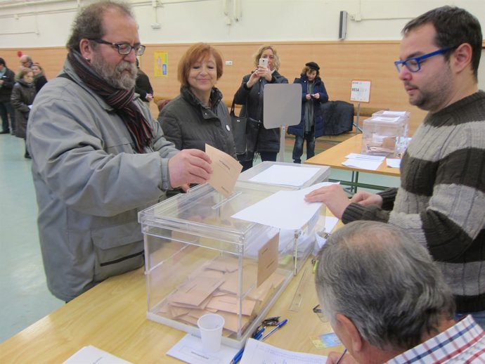 El candidato de UP, Chesús Yuste, deposita su papeleta