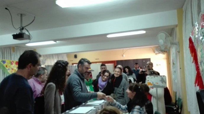 Francisco Guzmán (UP-IU) ejerce su derecho al voto 