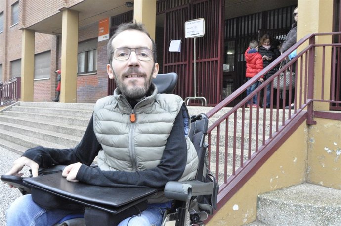 El líder de Podemos Aragón, Pablo Echenique, ha votado en el IES Medina Albaida.