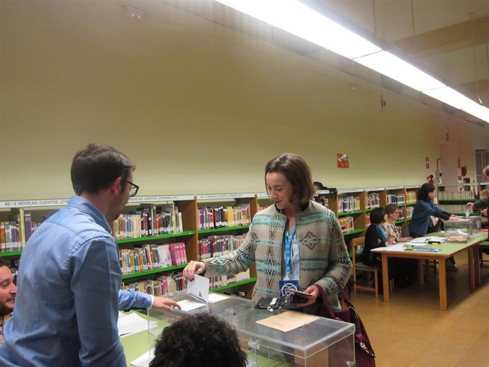 Cuca Gamarra vota en la Biblioteca 