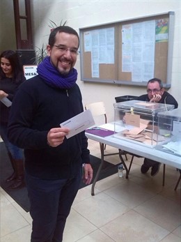 El secretario de Organización de Podemos, Sergio Pascual, vota