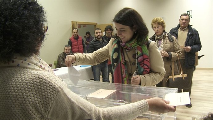 Adriana Lastra (PSOE) votando en Ribadesella 