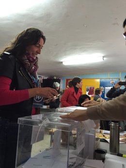 Loles López ejerce su voto en Valverde del Camino