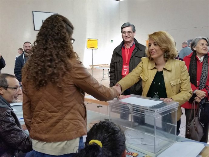 La cabeza de lista del PSOE al Congreso por Almería, Sonia Ferrer, vota