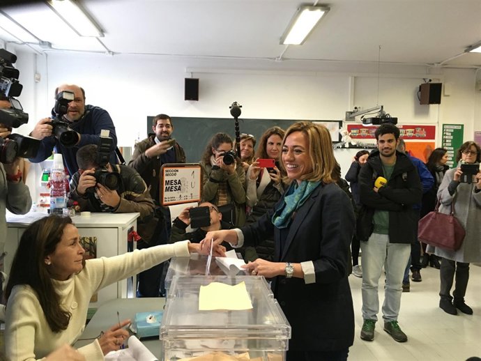 Carme Chacón vota el 20D