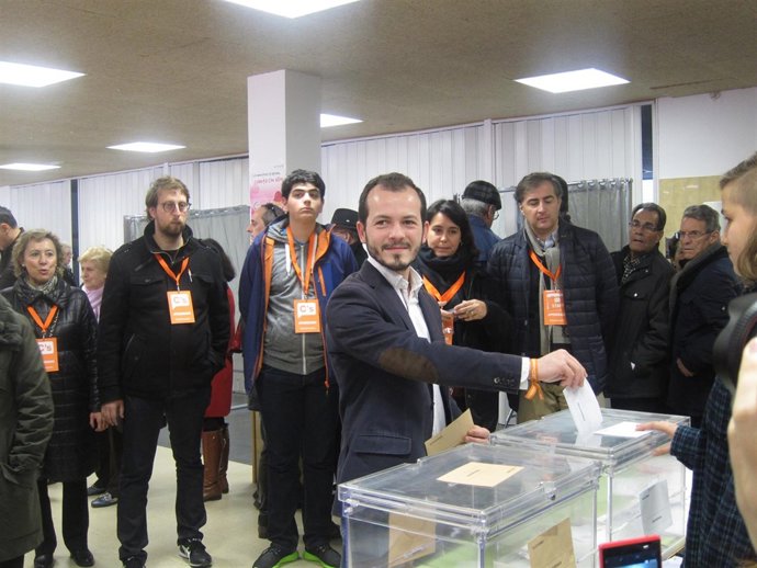 Pablo Baena ejerce su derecho a voto