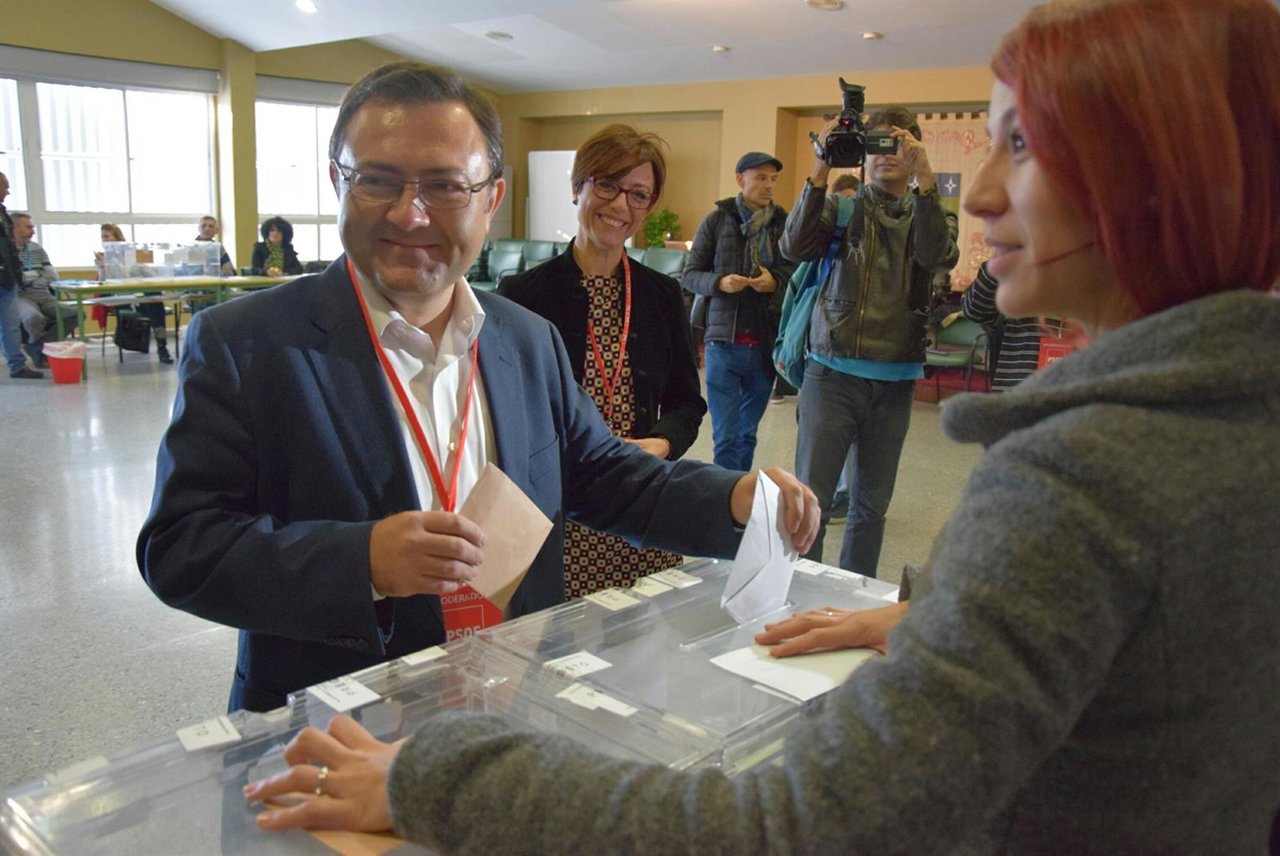 FOTO De Miguel Ángel Heredia Durante Su Votación El 20D
