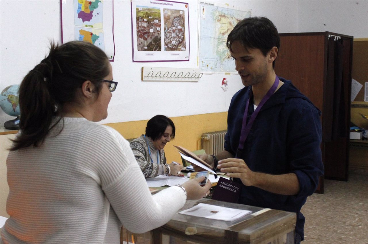 Álvaro Jaén vota en Navalvillar de Ibor
