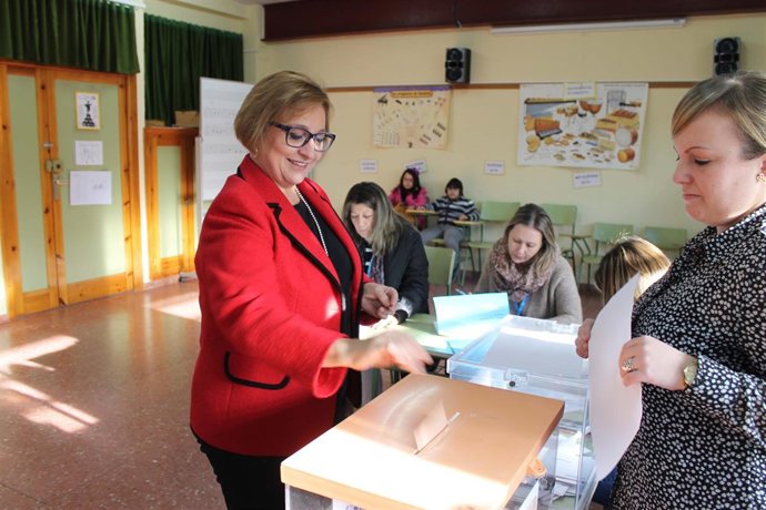 Martín (PSOE) votando