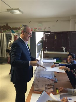 El secretario general del PSOE de Córdoba, Juan Pablo Durán, vota