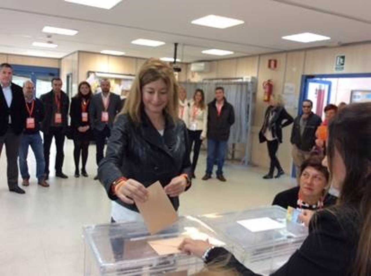 Irene Rivera (Ciudadanos) ejerce su derecho al voto en Mijas (Málaga)