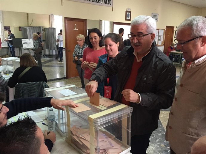 Jiménez Barrios votando
