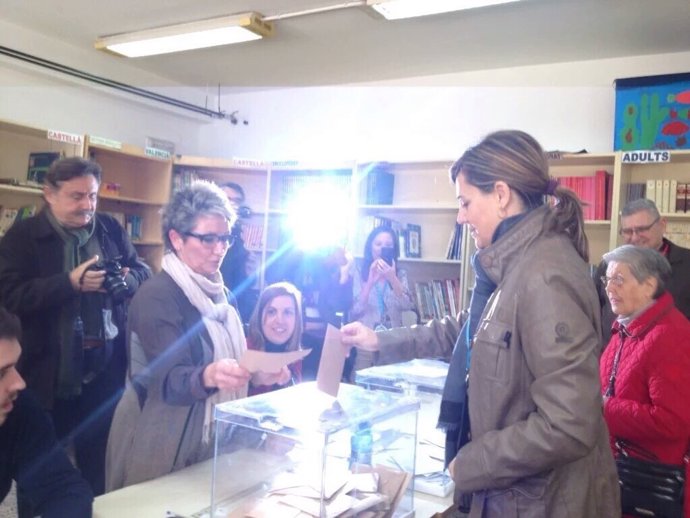 Elena Bastidas votando